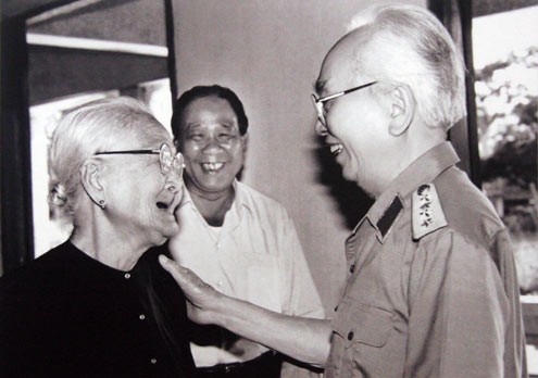 Đại tướng trong lần ghé thăm bà mẹ Việt Nam anh hùng Võ Thị Hồi (96 tuổi) ở Củ Chi